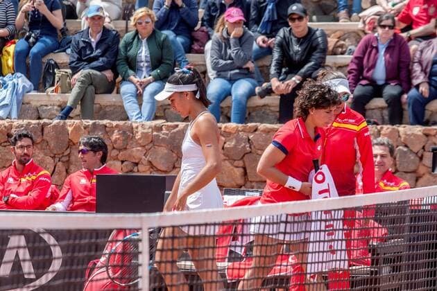 Paraguayan tennis player Veronica Cepede (C) and Spaniard Carla Suarez (R) during their match as part of FedCup World Group II play-off round in La Manga, southeastern Spain, 21 April 2018. FedCup World Group II Play-Off Spain vs. Paraguay !ACHTUNG: NUR REDAKTIONELLE NUTZUNG!  Copyright: xCristobalxOsetex GRAF9044 20180421-636599210533538277