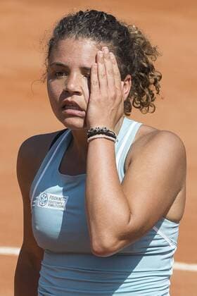 Italian Jasmine Paolini looks dejected during a tennis game between Italian Jasmine Paolini WTA Tennis Damen 145) and Belgian Elise Mertens (WTA 17), the first rubber of this weekend s Fed Cup World Group Play Off meeting between Italy and Belgium in Genoa, Italy, Saturday 21 April 2018. LAURIExDIEFFEMBACQ  x05333218x
