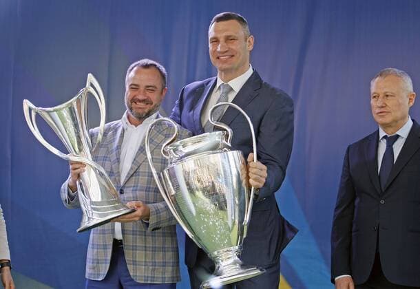 Bilder des Tages - SPORT Fußball, CL, Pokale erreichen den Finalort Kiew April 21, 2018 - Kiev, Ukraine - ANDRIY PAVLENKO (L), president of the Football Federation of Ukraine, and VITALI KLITSCHKO (R), mayor of Kiev, pose with the trophies during a handover ceremony in downtown Kiev, Ukraine, on 21 April 2018. Kiev will host the UEFA Champions League Final matches on 24 and 26 May 2018. UKRAINE UEFA CHAMPIONS LEAGUE FINAL - ZUMAg194 82900901st Copyright: xSergxGlovnyx