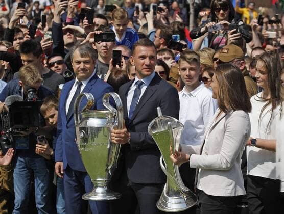 Fußball, CL, Pokale erreichen den Finalort Kiew April 21, 2018 - Kiev, Ukraine - IYA ANDRUSCHAK, Ukrainian national soccer player and ambassador for the UEFA Women s Champions League final (R) and ANDRIY SHEVCHENKO, Ukrainian former soccer player and ambassador for the UEFA Champions League final in Kiev (C) carry the trophies during a handover ceremony in downtown Kiev, Ukraine, on 21 April 2018. Kiev will host the UEFA Champions League Final matches on 24 and 26 May 2018. UKRAINE UEFA CHAMPIONS LEAGUE FINAL - ZUMAg194 82900903st Copyright: xSergxGlovnyx