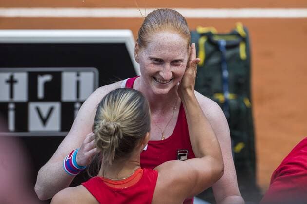 Belgian Alison Van Uytvanck and Belgian Kirsten Flipkens celebrates after winning a tennis game between Italian Sara Errani WTA Tennis Damen 91) and Belgian Alison Van Uytvanck (WTA 50), the second rubber of this weekend s Fed Cup World Group Play Off meeting between Italy and Belgium in Genoa, Italy, Saturday 21 April 2018. LAURIExDIEFFEMBACQ  x05333414x