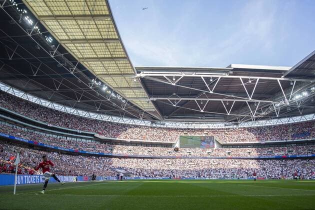 Bilder des Tages - SPORT Jesse Lingard of Manchester United ManU takes a corner during the FA Cup Semi Final match between Manchester United and Tottenham Hotspur at Wembley Stadium, London, England on 21 April 2018. Copyright: xMarkxxHawkinsx PMI-1976-0026