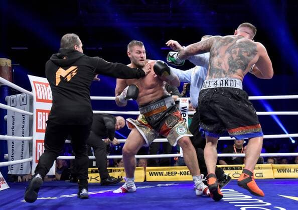 Themen der Woche - SPORT Boxen :Tom Schwarz vs.Senad Gashi,21.04.2018 Boxen:Profis,Chaos nach dem Kampf Tom Schwarz (Deutschland) gegen Senad Gashi (Deutschland) im Kampf um den Titel des WBO-Inter-Continental-Champion im Schwergewicht am 21.04.2018 im Estrel Hotel Berlin. *** Boxing Tom Black vs. Senad Gashi 21 04 2018 Boxing pros chaos after the fight Tom Black Germany beating Senad Gashi Germany in the fight for the title of WBO Inter Continental Heavyweight Champion on 21.04.2018 at the Estrel Hotel Berlin xDLx