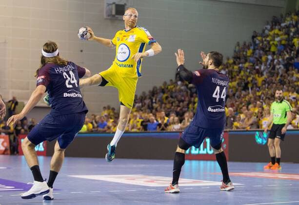 21.04.2018, Kielce, pilka reczna, PGE Vive Kielce - Paris Saint-Germain, Liga Mistrzow, 1 4 finalu, N z Mikkel Hansen (PSG), Karol Bielecki (VIVE), Nikola Karabatic (PSG), fot. Tomasz Jastrzebowski Foto Olimpik ----- 21.04.2018, Kielce, handball, PGE Vive Kielce - Paris Saint-Germain, EHF Champions League quarterfinal, In the picture: Mikkel Hansen (PSG), Karol Bielecki (VIVE), Nikola Karabatic (PSG), fot. Tomasz Jastrzebowski Foto Olimpik NEWSPIX.PL --- Newspix.pl 20180421toja5746