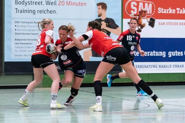 Benitta Quattlender TG Nuertingen 18 Marie Christine Beddies SG H2Ku Herrenberg Kuties 22 Nicole Lederer TG Nuertingen 17 SG H2Ku Herrenberg Kuties vs TG Nuertingen Handball 2 Bundesliga Women HBF Season 17 18 21 04 2018 SG H2Ku Herrenberg Kuties vs TG Nuertingen Handball 2 Bundesliga Women HBF Season 17 18 21 04 2018 Herrenberg Copyright: xFrankx Eibner-Pressefotox EP_wfk