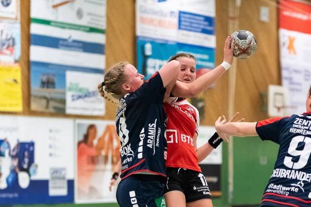 Aylin Bok SG H2Ku Herrenberg Kuties 08 Nicole Lederer TG Nuertingen 17 SG H2Ku Herrenberg Kuties vs TG Nuertingen Handball 2 Bundesliga Women HBF season 17 18 21 04 2018 SG H2Ku Herrenberg Kuties vs TG Nuertingen Handball 2 Bundesliga Women HBF season 17 18 21 04 2018 Herrenberg Copyright: xFrankx Eibner-Pressefotox EP_wfk