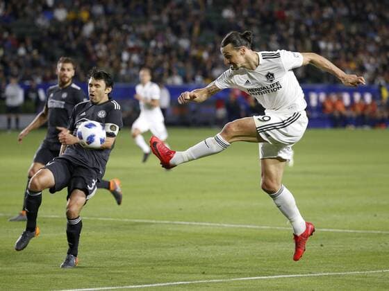 Themen der Woche - SPORT Bilder des Tages - SPORT April 21, 2018 - Los Angeles, California, U.S - Los Angeles Galaxys forward Zlatan Ibrahimovic (9) of Sweden, kick the ball against Atlanta Uniteds defender Michael Parkhurst (3) during the 2018 Major League Soccer MLS Fussball Herren USA match between Los Angeles Galaxy and Atlanta United in Carson, California, April 21, 2018. Atlanta United won 2-0. MLS 2018: Atlanta United 2:0 Los Angeles Galaxy - ZUMAc68_ 20180421_zaf_c68_002 Copyright: xRingoxChiux
