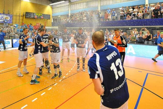 GER 2 DKB BHC06 vs Wilhelmshavener HV 20 04 2018 Klingenhalle Solingen Solingen GER 2 DKB BHC06 vs Wilhelmshavener HV Pictured champagne shower by Captain Kristian Nippes BHC 13 nordphotox xFreund nph00018
