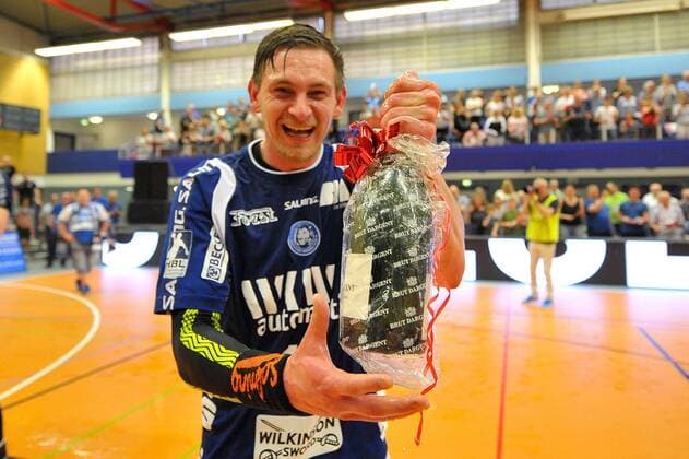 GER 2 DKB BHC06 vs Wilhelmshavener HV 20 04 2018 Klingenhalle Solingen Solingen GER 2 DKB BHC06 vs Wilhelmshavener HV on the picture Milan Kotrc BHC 15 with champagne bottle nordphotox xFreund nph00018