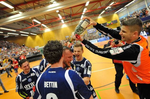 GER 2 DKB BHC06 vs Wilhelmshavener HV 20 04 2018 Klingenhalle Solingen Solingen GER 2 DKB BHC06 vs Wilhelmshavener HV in the picture Bastian Rutschmann BHC 23 gets the champagne shower by Christopher Rudeck BHC 16 nordphotox xFreund nph00018