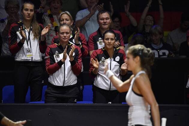 Julia Görges GER celebrates cheering gestures Gesture lets team celebrate Anna Lena Grönefeld GER Tatjana Maria GER Tennis Women Team Germany Germany Fed Cup Fedations Fed Cup 2018 Semi Final Germany GER vs Czech Republic CZE Porsche Arena Stuttgart 21 22 04 2018 Fed Cup Semifinals GER CZE Porsche Arena Stuttgart 2018