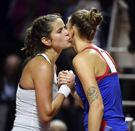 Julia Görges GER mutual congratulations kisses Karolina Pliskova CZE tennis ladies team Germany Germany Fed Cup Fedations FedCup 2018 semi-final Germany GER vs Czech Republic CZE Porsche Arena Stuttgart 21 22 04 2018 Fed Cup semi-final GER CZE Porsche Arena Stuttgart 2018