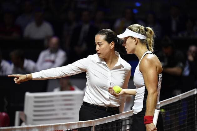 Angelique KERBER GER in discussion Discussion with chair referee Referee Julie Kjendlie NOR Tennis Women Team Germany Germany Fed Cup Fedation FedCup 2018 semi-final Germany GER vs Czech Republic CZE Porsche Arena Stuttgart 21 22 04 2018 Fed Cup semi-final GER CZE Porsche Arena Stuttgart 2018