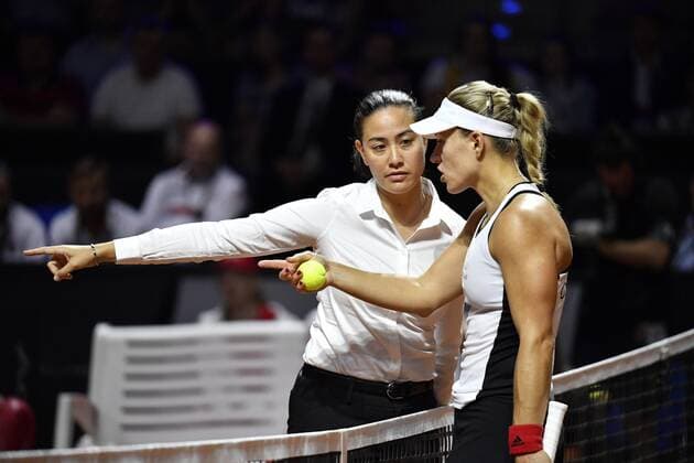 Angelique KERBER GER in discussion Discussion with chair referee Referee Julie Kjendlie NOR Tennis Women Team Germany Germany Fed Cup Fedation FedCup 2018 semi-final Germany GER vs Czech Republic CZE Porsche Arena Stuttgart 21 22 04 2018 Fed Cup semi-final GER CZE Porsche Arena Stuttgart 2018