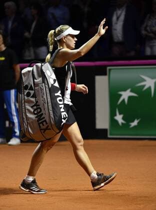 Angelique KERBER GER leaves the court beaten Gesture gesture thanks spectators Audience Tennis Women Team Germany Germany Fed Cup Fedation FedCup 2018 Semifinals Germany GER vs Czech Republic CZE Porsche Arena Stuttgart 21 22 04 2018 Fed Cup Semi-Final GER CZE Porsche Arena Stuttgart 2018