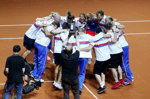 BAU 22 04 2018 Stuttgart Tennis Fed Cup GER vs CZE Cheers to the Czech team over the victory