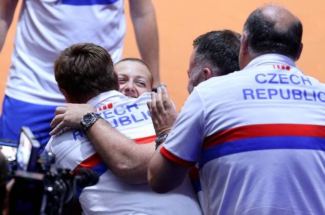 BAU 22 04 2018 Stuttgart Tennis Fed Cup GER vs CZE Petra Kvitova CZE hugs her trainer Jiri Vanek