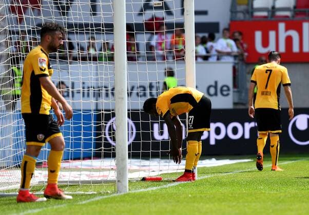 22 04 2018 xfux Football 2 Bundesliga 1 FC Kaiserslautern Dynamo Dresden emspor v l Moussa Kone Dynamo Dresden disappointed looking disappointed dissapointed are gesticulating gestures gestures gestures gesticulate Gesticolando Kaiserslautern