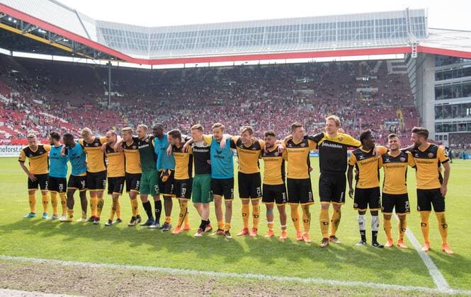 22 04 2018 xfux Football 2 Bundesliga 1 FC Kaiserslautern Dynamo Dresden emspor v l Player Dynamo Dresden celebrate cheering after the end of the game Kaiserslautern