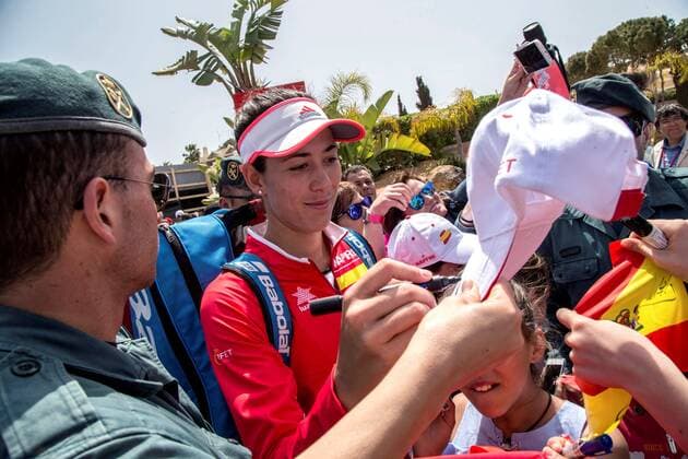 Spanish tennis player Garbine Muguruza signs autographas after defeating Paraguayan Veronica Cepede in their match as part of FedCup World Group II play-off round in La Manga, southeastern Spain, 22 April 2018. Spain defeated Paraguay to remain in Fedeation Cup s World Group II. FedCup World Group II Play-Off Spain vs. Paraguay !ACHTUNG: NUR REDAKTIONELLE NUTZUNG!  Copyright: xCristobalxOsetex GRAF9881 20180422-636600095610563419
