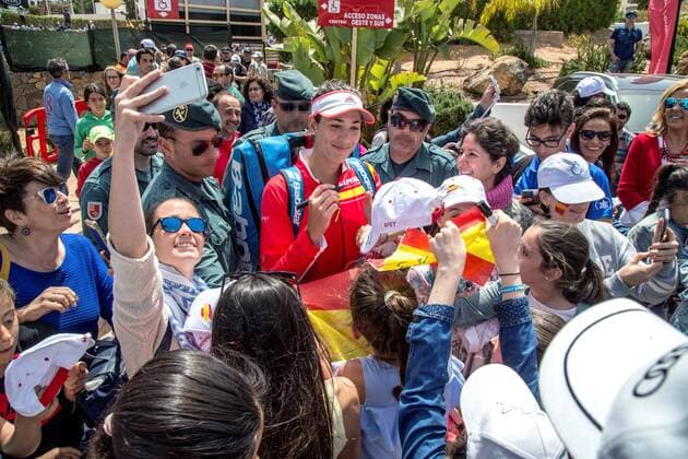Spanish tennis player Garbine Muguruza signs autographas after defeating Paraguayan Veronica Cepede in their match as part of FedCup World Group II play-off round in La Manga, southeastern Spain, 22 April 2018. Spain defeated Paraguay to remain in Fedeation Cup s World Group II. FedCup World Group II Play-Off Spain vs. Paraguay !ACHTUNG: NUR REDAKTIONELLE NUTZUNG!  Copyright: xCristobalxOsetex GRAF9882 20180422-636600098105589164