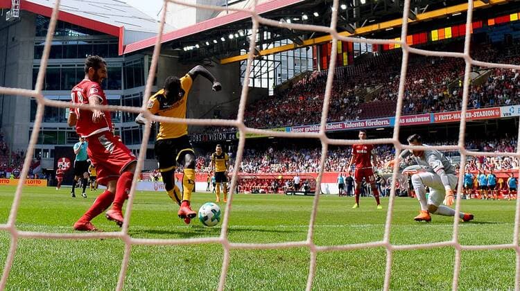 22 04 2018 xfux Soccer 2 Bundesliga 1 FC Kaiserslautern Dynamo Dresden emspor v 1 Halil Altintop 1 FC Kaiserslautern Moussa Kone Dynamo Dresden misses the missing goal Marius Mueller 1 FC Kaiserslautern Kaiserslautern