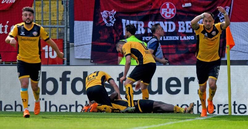 22 04 2018 xfux Soccer 2 Bundesliga 1 FC Kaiserslautern Dynamo Dresden emporer Erich Berko Dynamo Dresden and player Dynamo Dresden Torjubel Goal celebration celebrate the goal 0 1 Kaiserslautern