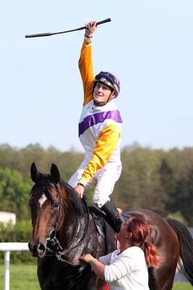 Themen der Woche - SPORT Bilder des Tages - SPORT 22.04.2018, Hoppegarten, Brandenburg, GER - Devastar mit Martin Seidl gewinnt den Preis von Dahlwitz. Galopprennbahn Hoppegarten. () 180421D951HOPPEGARTEN.JPG *** 22 04 2018 Hoppegarten Brandenburg GER Devastar with Martin Seidl wins the Prize of Dahlwitz Gallop race track Hoppegarten 180421D951HOPPEGARTEN JPG