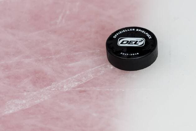 GER DEL Final EHC Red Bull Muenchen vs Eisbaeren Berlin 22 04 2018 Ice Rink Oberwiesenfeld Muenchen GER DEL Final EHC Red Bull Muenchen vs Eisbaeren Berlin picture feature Puck nordphotox xStraubmeier nph00004