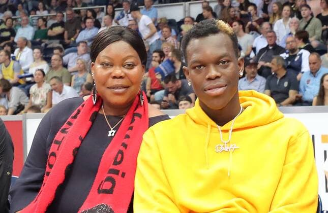 NBA star Dennis Schroeder Atlanta Hawks with his feline left his mother to guest at the game