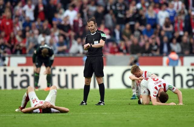 Themen der Woche - SPORT Bilder des Tages - SPORT 1. FC Köln - FC Schalke 04 22.04.2018. Enttäuschte Kölner nach dem Schlußpfiff. Vorne: Jonas Hector. Dahinter: Dominique Heintz und Simon Terodde. In der Mitte: Schiedsrichter Marco Fritz. *** 1 FC Köln FC Schalke 04 22 04 2018 Disappointed Cologne after the final whistle Front Jonas Hector Behind Dominique Heintz and Simon Terodde In the middle referee Marco Fritz HM