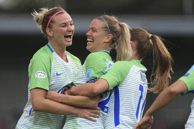 vl Alexandra Popp VfL Wolfsburg 11 Lara Dickenmann VfL Wolfsburg 21 Cheers Torjubel celebrate the goal celebrate the goal celebration Football UEFA Womens Champions League Chelsea LFC VfL Wolfsburg xtgx