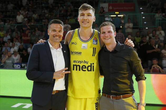 31 Matchday of the easyCredit BBL Basketball Bundesliga in the Oberfrankenhalle in Bayreuth Season 2017 2018 Medi Bayreuth against Basketball Eisbären Bremerhaven Medi Bayreuth Coach Raoul Korner left Medi Bayreuth Player Nr 11 Andreas Seiferth middle 2 years contract extension Medi Bayreuth Managing Director Philipp Galewski right