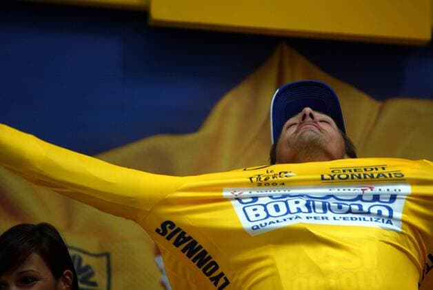 BRU95 - - LIEGE, BELGIUM : Swiss Fabian Cancellara on the podium with the yellow jersey after the Tour de France prologue, Saturday 03 July 2004, in Liege. MICHELxGOUVERNEUR  x1984500x