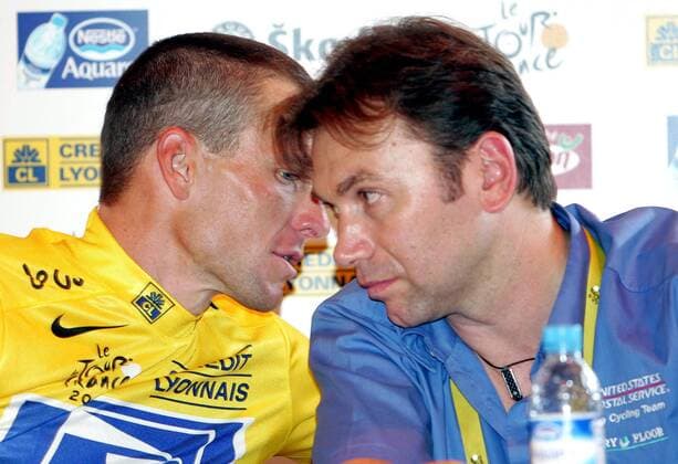 BRU40 - - BESANCON, FRANCE : US Lance Armstrong (L) chats with his Belgian Sports Director Johan Bruyneel (R) during a news conference after winning the 19th stage of the Tour de France cycling race, Saturday 24 July 2004, in Besancon. The 19th stage is a 56km long individual time trial around Besancon. PHILIPPExBUISSIN  x2036298x