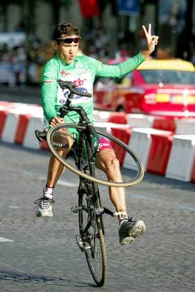 BRU123 - - PARIS, FRANCE : Australian Green Jersey Robbie McEwen celebrates and makes a rear wheelie during the parade after the 20th and last stage of the 91st Tour de France cycling race between Montereau-Fault-Yonne and the Champs-Elysees in Paris, Sunday 25 July 2004. PHILIPPExBUISSIN  x2037249x