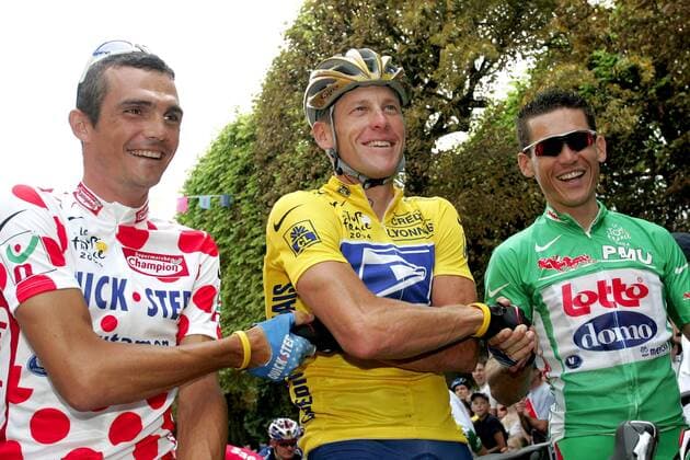 BRU150 - - MONTEREAU, FRANCE : FROM L-R French Red Spotted Jersey Richard Virenque, US overall winner Lance Armstrong and Australian Green Jersey Robbie McEwen shake hands at the start of the 20th and last stage of the 91st Tour de France cycling race between Montereau-Fault-Yonne and the Champs-Elysees in Paris, Sunday 25 July 2004. PHILIPPExBUISSIN  x2037398x