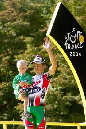 BRU178 - - PARIS, FRANCE : Australian Green Jersey Robbie McEwen celebrates with his son on the final podium after the 20th and last stage of the 91st Tour de France cycling race between Montereau-Fault-Yonne and the Champs-Elysees in Paris, Sunday 25 July 2004. GREGORYxDExMUYLDER  x2037554x