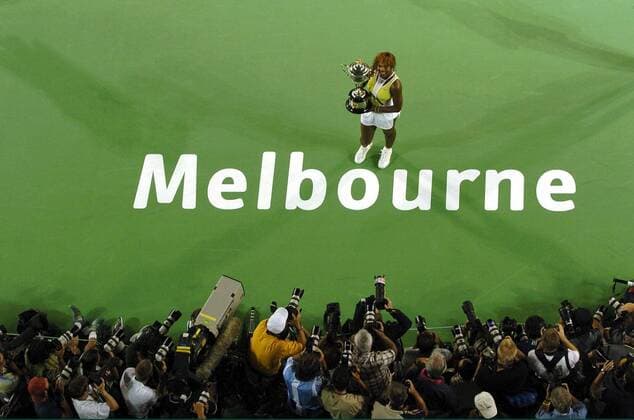 BRU242 - - MELBOURNE, AUSTRALIA : Serena Williams from the USA holds her 2005 Australian Open Women s single trophy after her win against Lindsay Davenport from the USA at the Australian Open on Rod Laver Arena at Melbourne Park, Melbourne, Australia, Saturday 29 January 2005. Williams won the match 2-6, 6-3, 6-0. DIDIERxMOSSIAT  x2580264x