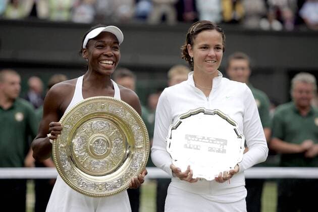 BRU110 - - WIMBLEDON, UNITED KINGDOM : US Venus Williams (L) poses with her opponant after defeating Lindsay Davenport in their final match of the Wimbledon Tennis Open, Saturday 02 July 2005, at the All England Lawn Tennis Club. DIDIER MOSSIAT DIDIERxMOSSIOAT  x3128040x