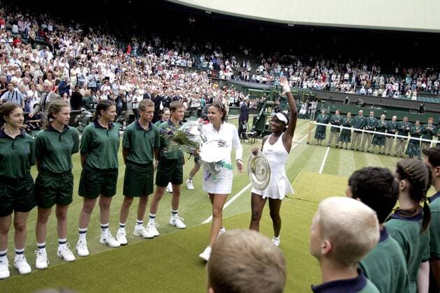 BRU111 - - WIMBLEDON, UNITED KINGDOM : US Venus Williams (R) leaves the court with her opponant after defeating Lindsay Davenport in their final match of the Wimbledon Tennis Open, Saturday 02 July 2005, at the All England Lawn Tennis Club. DIDIER MOSSIAT DIDIERxMOSSIOAT  x3128042x