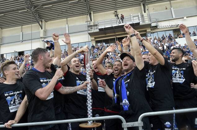 21 04 2018 pmk NA116879 Soccer Men 3 League Season 2017 2018 SC Paderborn 07 SpVgg Unterhaching Cheers after the victory Cheers after the climb Christian STROHDIEK 05 Paderborn Steffen Baumgart Coach Paderborn