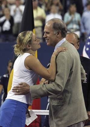 Tennis, US Open Damen Finale 2005, Kim Clijsters - Mary Pierce BRU164 - - NEW YORK, UNITED STATES: Kim Clijsters of Belgium gets her famous check from the CEO of the Morgan Chase Bank after defeating Mary Pierce 6-3, 6-1 to win the women s final at the 2005 US Open Tennis Tournament at the US Tennis Center in Flushing Meadows, New York Saturday 10 September 2005. PHILIPPExBUISSIN  x3368739x