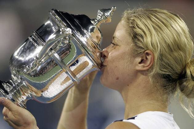 Tennis, US Open Damen Finale 2005, Kim Clijsters - Mary Pierce BRU187 - - NEW YORK, UNITED STATES: Kim Clijsters celebrates with her trophy after winning the women s final at the 2005 US Open Tennis Tournament at the US Tennis Center in Flushing Meadows, New York Saturday 10 September 2005. Clijsters defeated Mary Pierce 6-3, 6-1. PHILIPPExBUISSIN  x3368799x