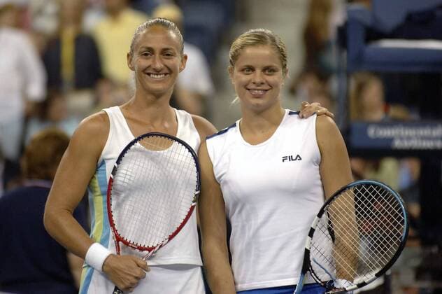 Tennis, US Open Damen Finale 2005, Kim Clijsters - Mary Pierce BRU238 - - NEW YORK, UNITED STATES: Belgium s Kim Clijsters (R) and Mary Pierce after the women s final at the 2005 US Open Tennis Tournament at the US Tennis Center in Flushing Meadows, New York Saturday 10 September 2005. Clijsters defeated Mary Pierce 6-3, 6-1. PHILIPPExBUISSIN  x3368812x
