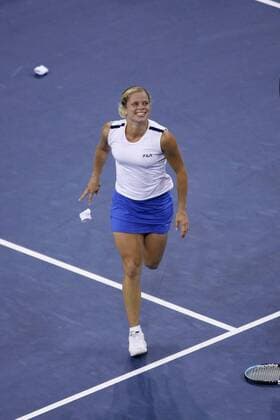 Tennis, US Open Damen Finale 2005, Kim Clijsters - Mary Pierce BRU359 - - NEW YORK, UNITED STATES: Kim Clijsters celebrates after winning the women s final at the 2005 US Open Tennis Tournament at the US Tennis Center in Flushing Meadows, New York Saturday 10 September 2005. Clijsters defeated Mary Pierce 6-3, 6-1. PHILIPPExBUISSIN  x3369064x