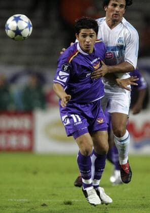 BRU384 - - MARSEILLE, FRANCE : Germinal s Sezer Ozturk (L) and Marseille s Jose Fernandes (R) fight for the ball during UEFA soccer match Marseille vs Germinal Beerschot, Thursday 29 September 2005 in Marseille, France. FRANCOISxWALSCHAERT  x3463018x