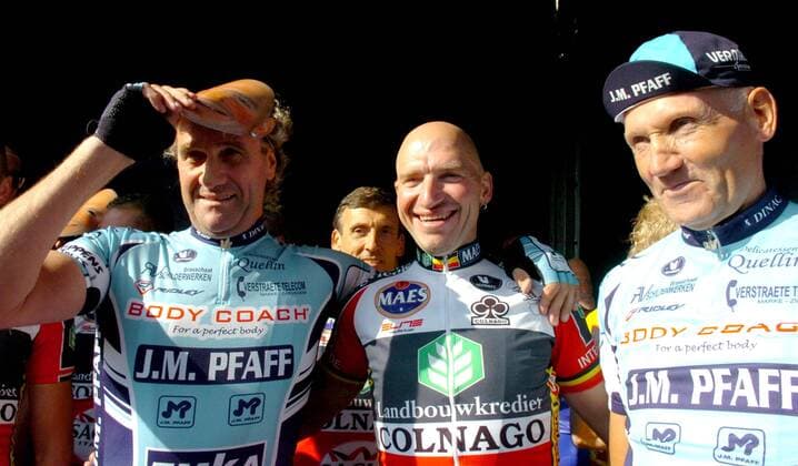 BRU325 - - TESSENDERLO, BELGIUM : Belgian cycling champion Ludo Dierckxsens (C) poses between Jean-Marie Pfaff (L) and Ward Sels (R) during his farewell race, Sunday 16 October 2005, in Tessenderlo. YVESxBOUCAU  x3505622x