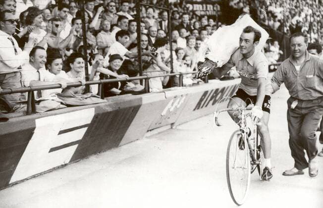BRU55 - 19580719 - PARIS, FRANCE : () A picture dated 19 July 1958 shows Luxembourg s Charly Gaul celebrating after winning the Tour de France cycling race. Charly Gaul died Tuesday 06 December 2005, near the age of 73.  x3667906x