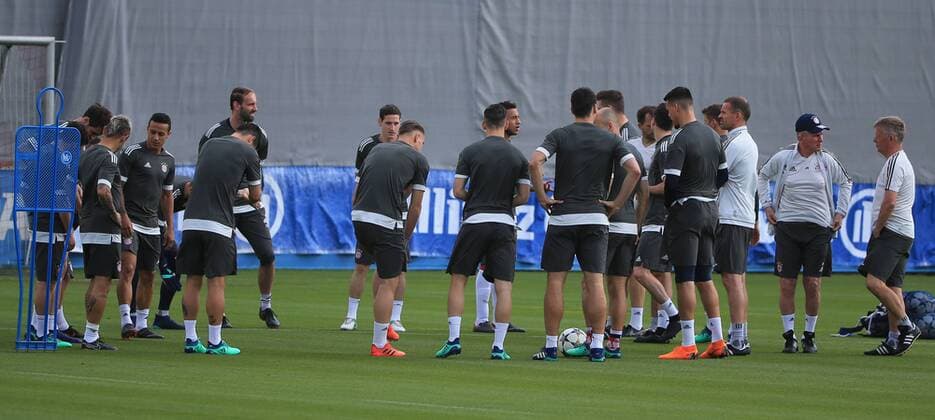 2018 CL FCB Final training Saebenerstrasse Muenchen Soccer Sport im Bild FCB team with FCB coach Jupp Heynckes FCB and Peter Hermann FCB